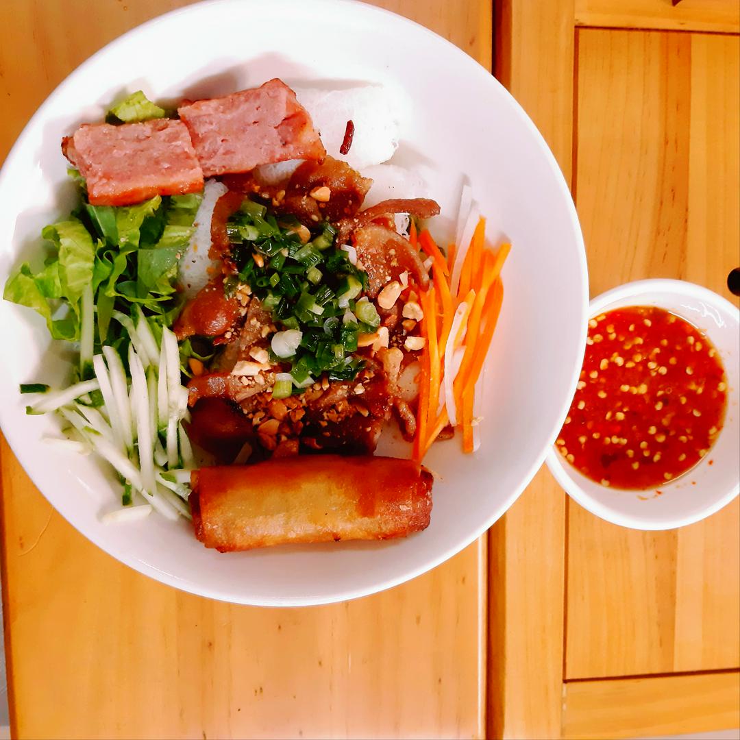 banh-hoi-thit-nuong-nem-cha-gio