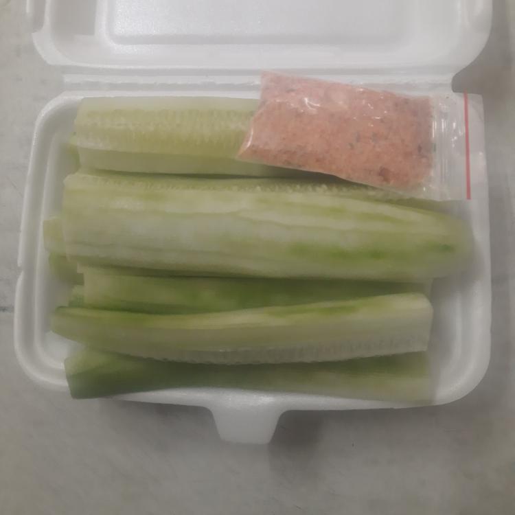 dua-chuot-che-1-hop-kem-muoi-cham