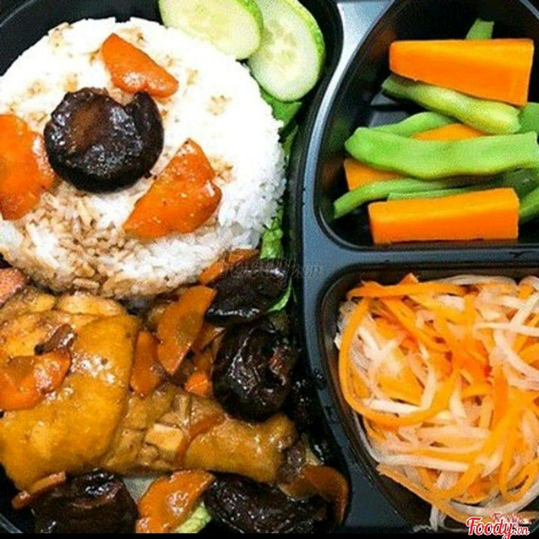 com-ga-xao-nam-trung-cuon-kem-tra-sam-dua