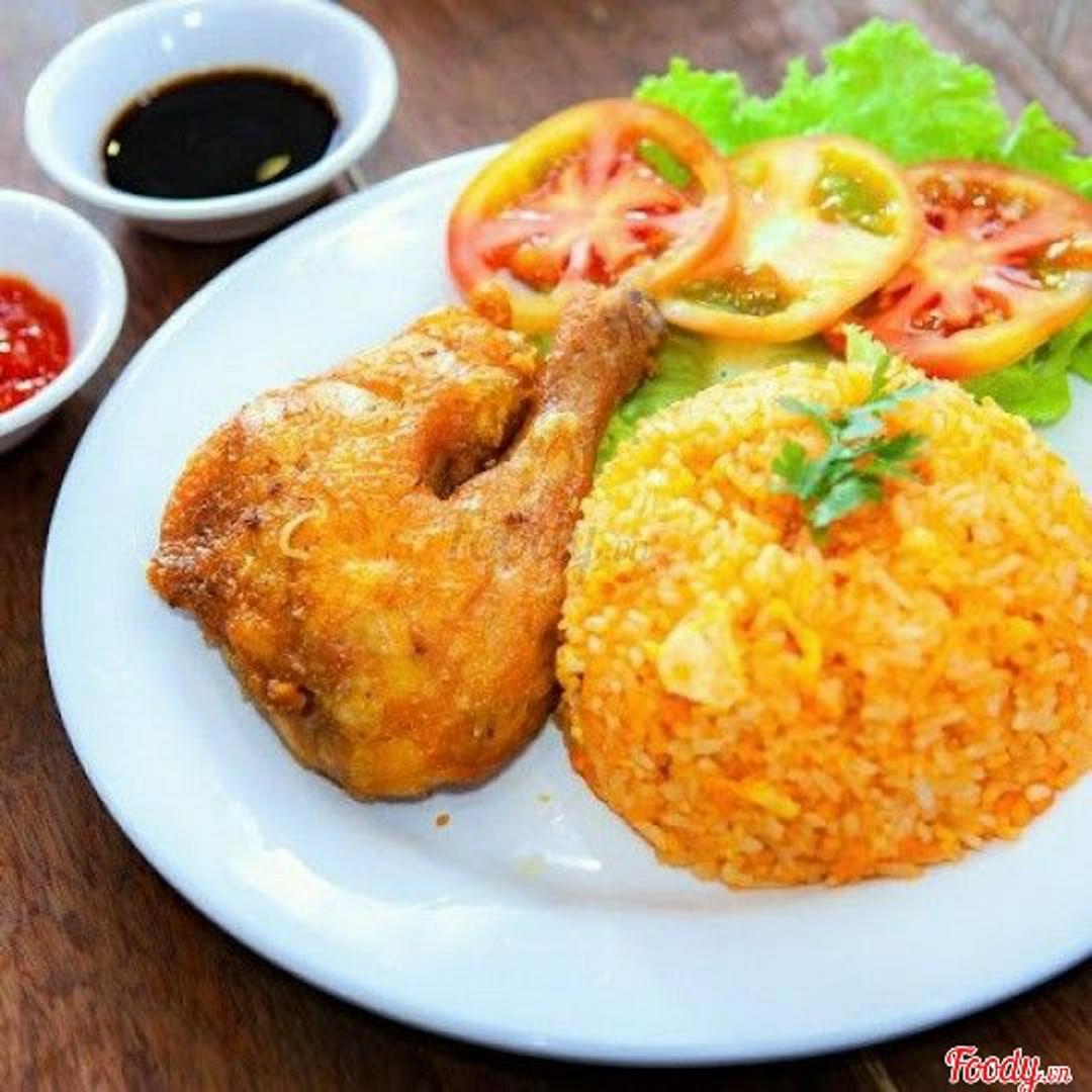 combo-1-com-ui-ga-chien-gion-ga-sot-nam-xuc-xich-tra-sam-dua