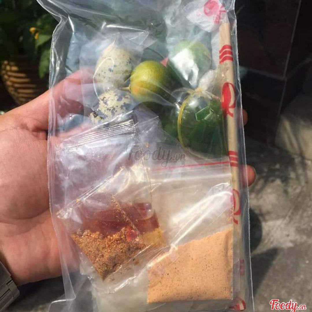 banh-trang-deo-muoi-nhuyen-mo-hanh-tu-tron