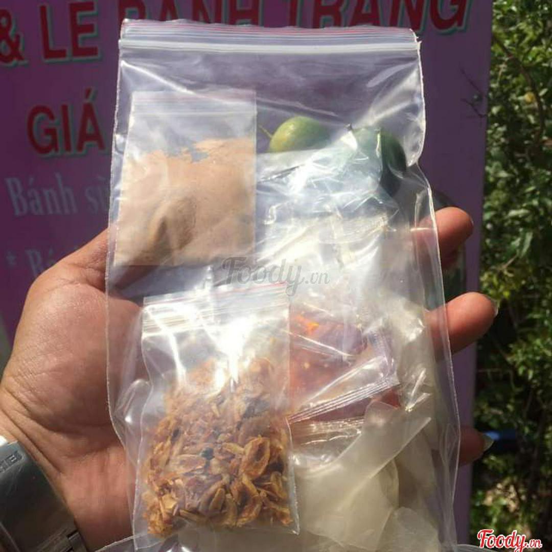 banh-trang-deo-muoi-nhuyen-sate-hanh-phi-tac-toi