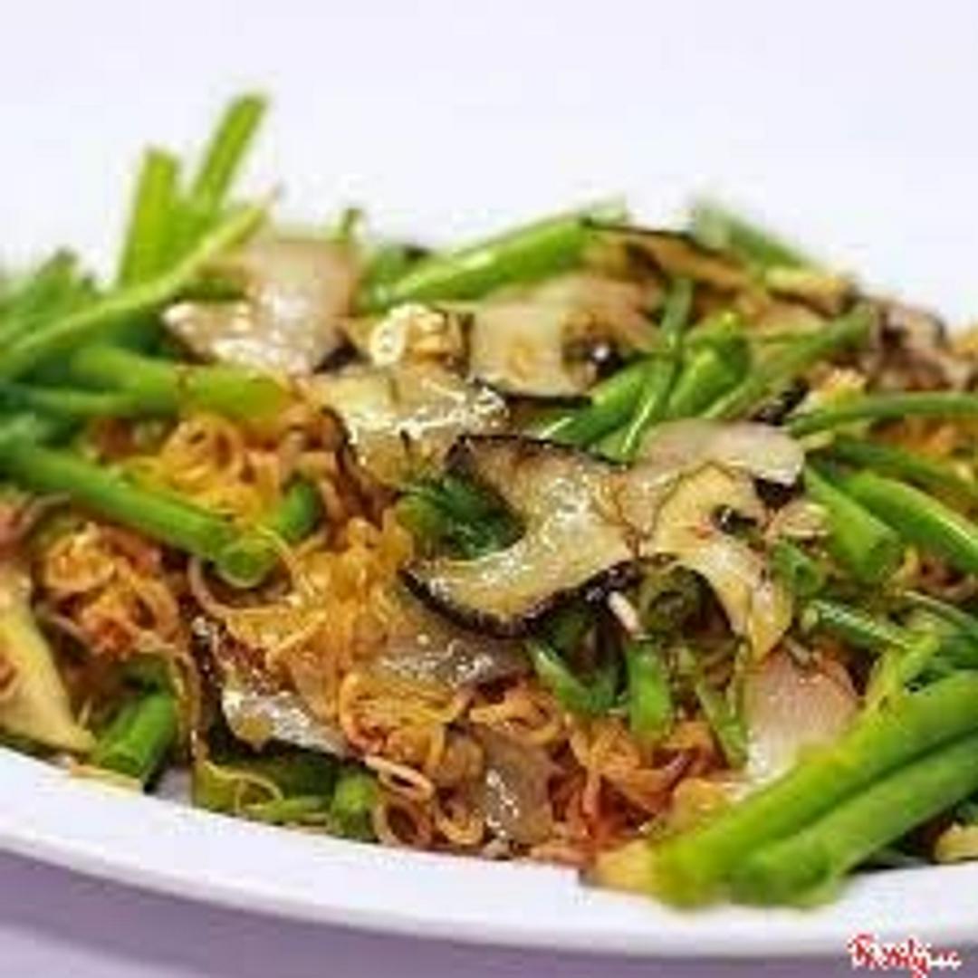 oc-giac-xao-mi-goi-rau-muong