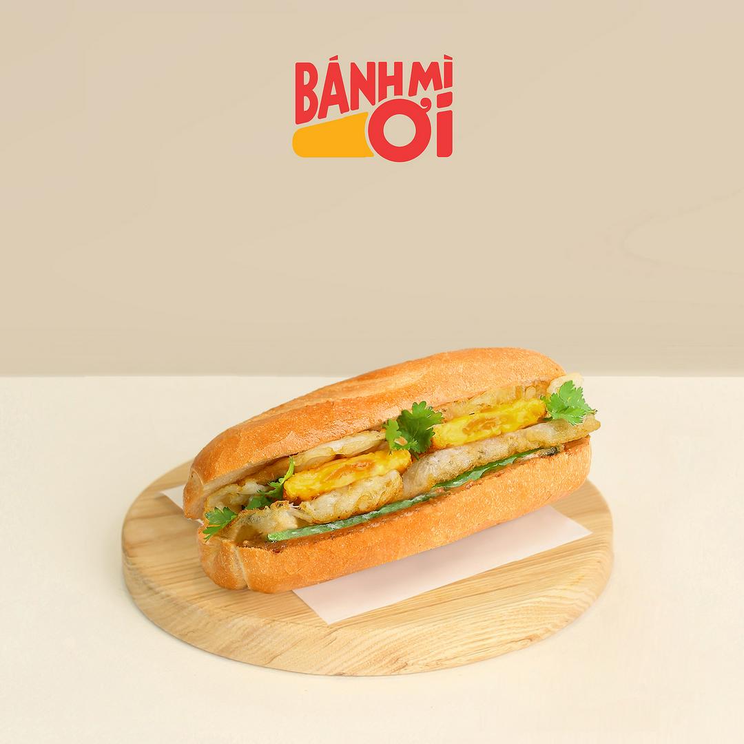 banh-mi-trung-op-la-sot-heo-khia