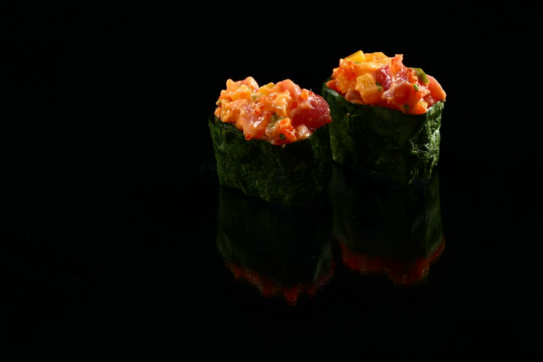 spicy-tuna-gunkan-2-pcs-sushi-ca-ngu-sot-cay