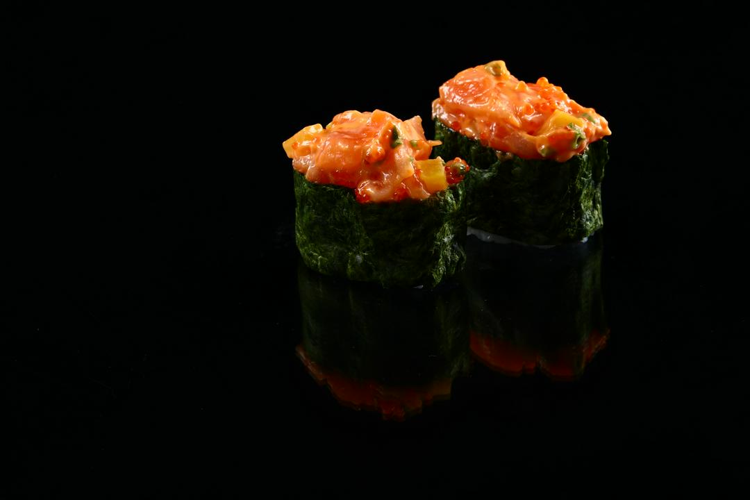 spicy-sake-gunkan-2-pcs-sushi-ca-hoi-sot-cay