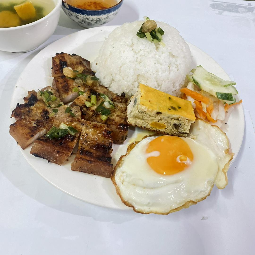 com-tam-ba-roi-cha-op-la