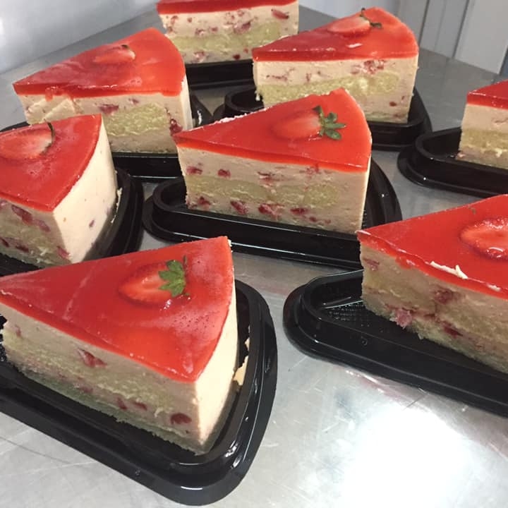 mousse-dau-tay-tam-giac-nho-strawberry-mousse-cake-s-wedge