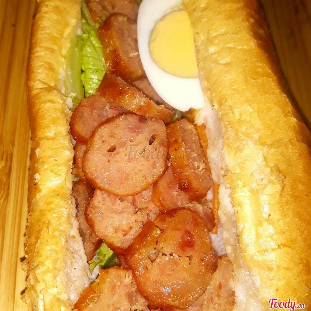 banh-my-nem-nuong-sot-nha-trang