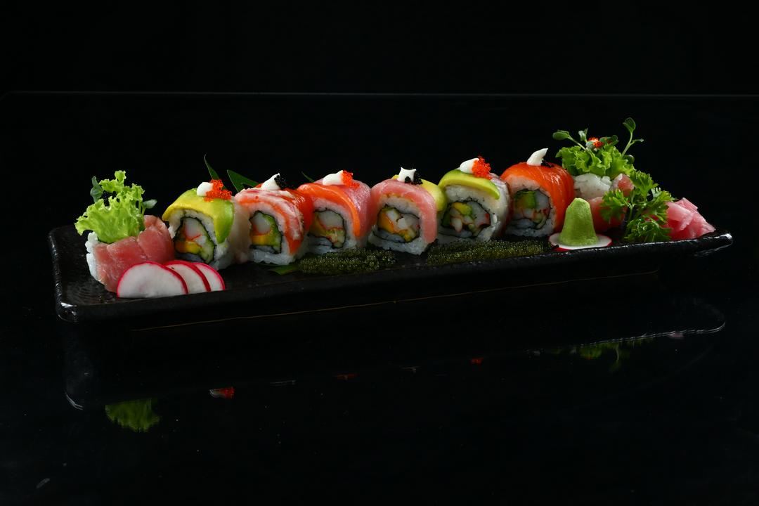rainbow-maki-com-cuon-sushi-ko-ac-biet