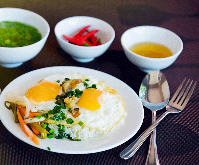 com-chien-2-trung-op-la