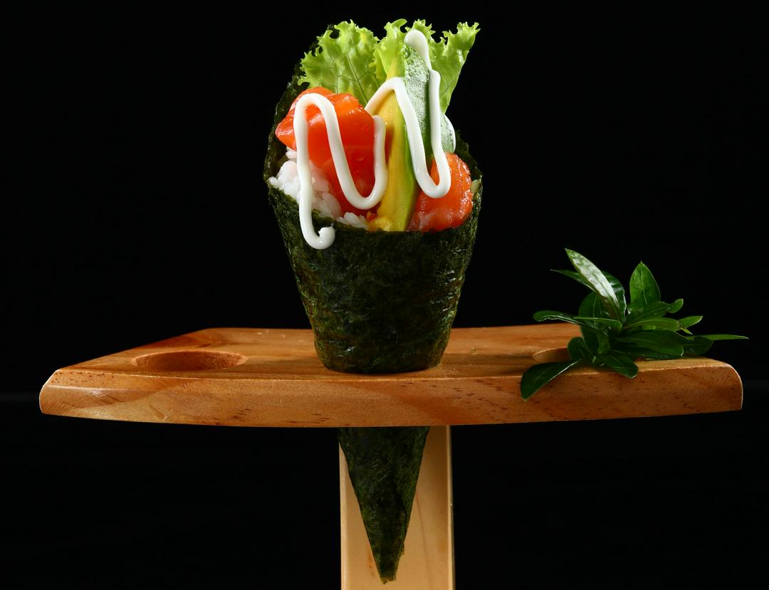 sake-avovado-hand-roll-com-cuon-tay-ca-hoi-va-bo