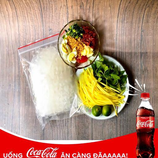 banh-trang-deo-cham-sot-tom-coca-390ml