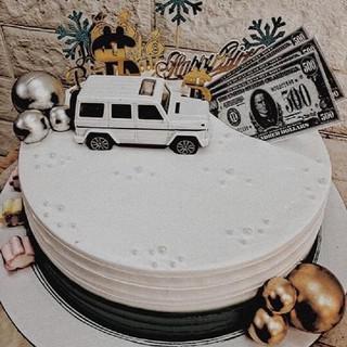 banh-kem-gan-hinh-oto-va-tien-o-m1