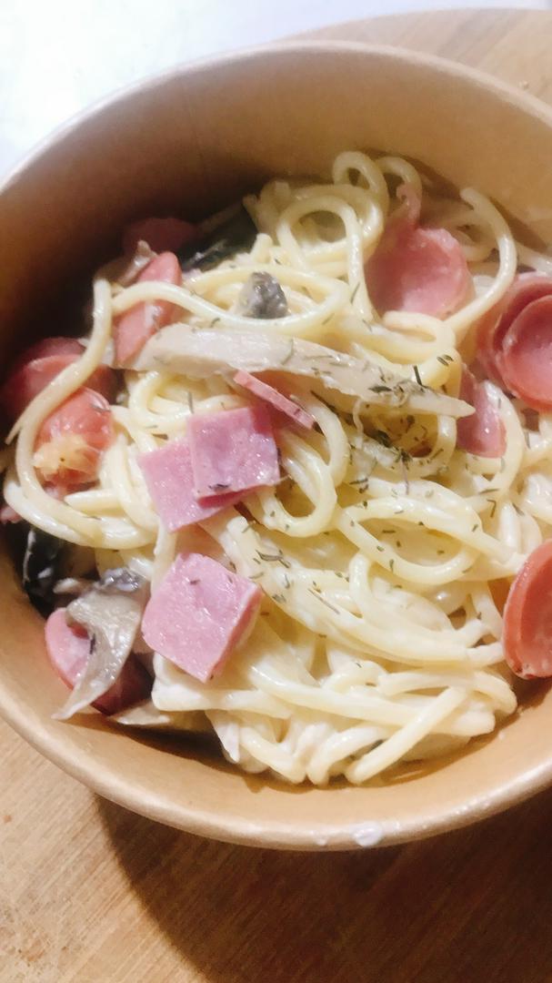 spaghetti-jambon-nac-vai-xong-khoi-sot-kem