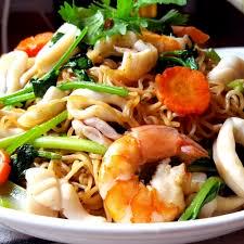 mi-xao-thap-cam-tom-muc-bo-xuc-xich