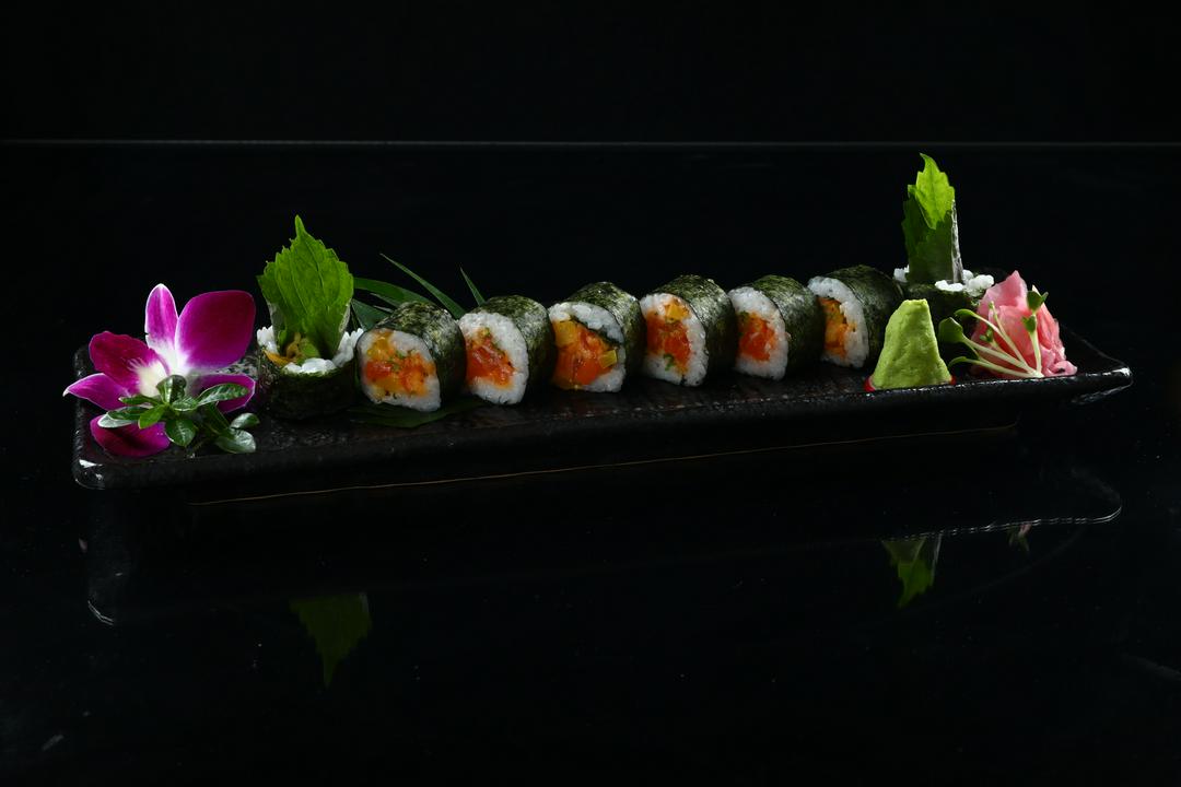 spicy-samon-roll-ca-hoi-sot-cay