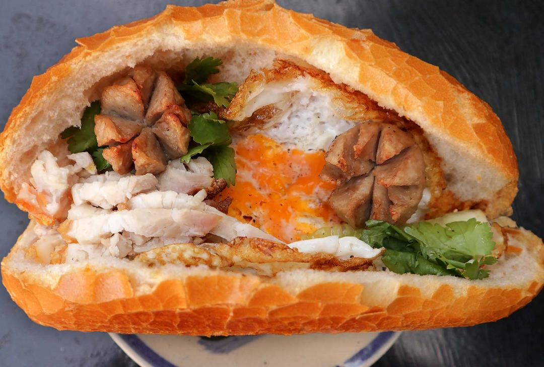 banh-mi-3-mon-bo-vien-heo-quay-trung