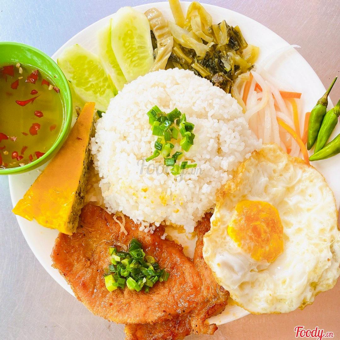 com-tam-suon-trung-cha