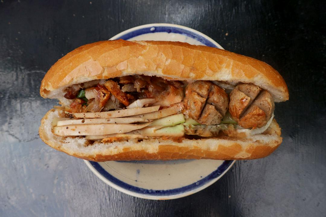 banh-mi-3-mon-bo-vien-cha-lua-heo-quay