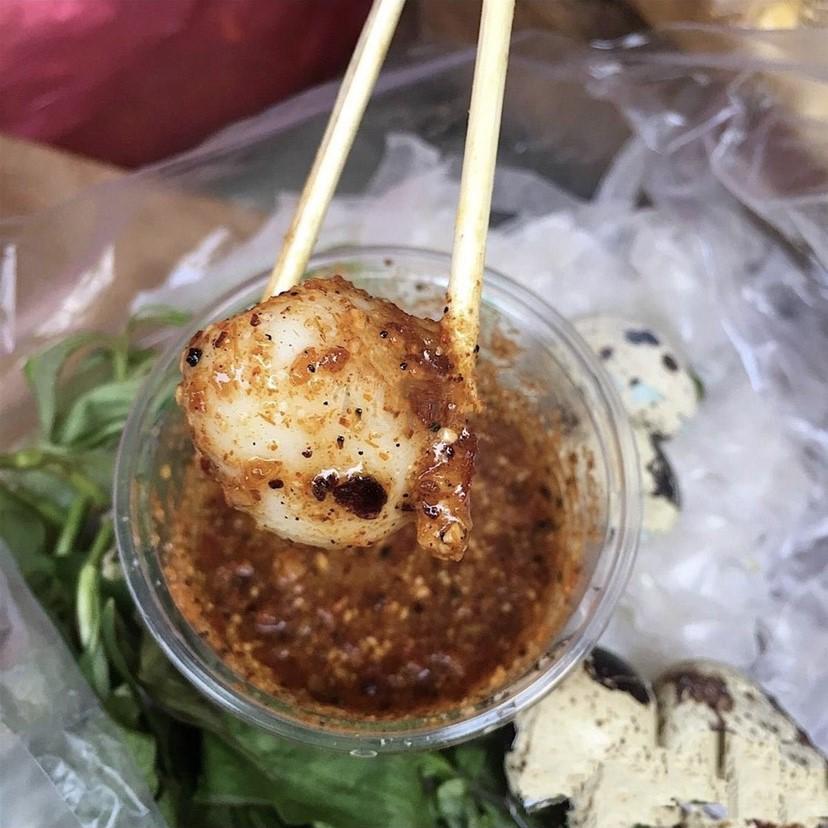 banh-trang-cham-sot-3-trung-cut-long-ao