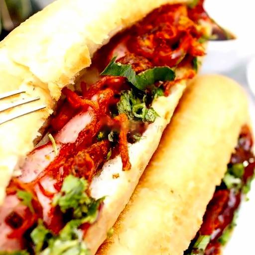 banh-mi-xuc-xich-bo-kho