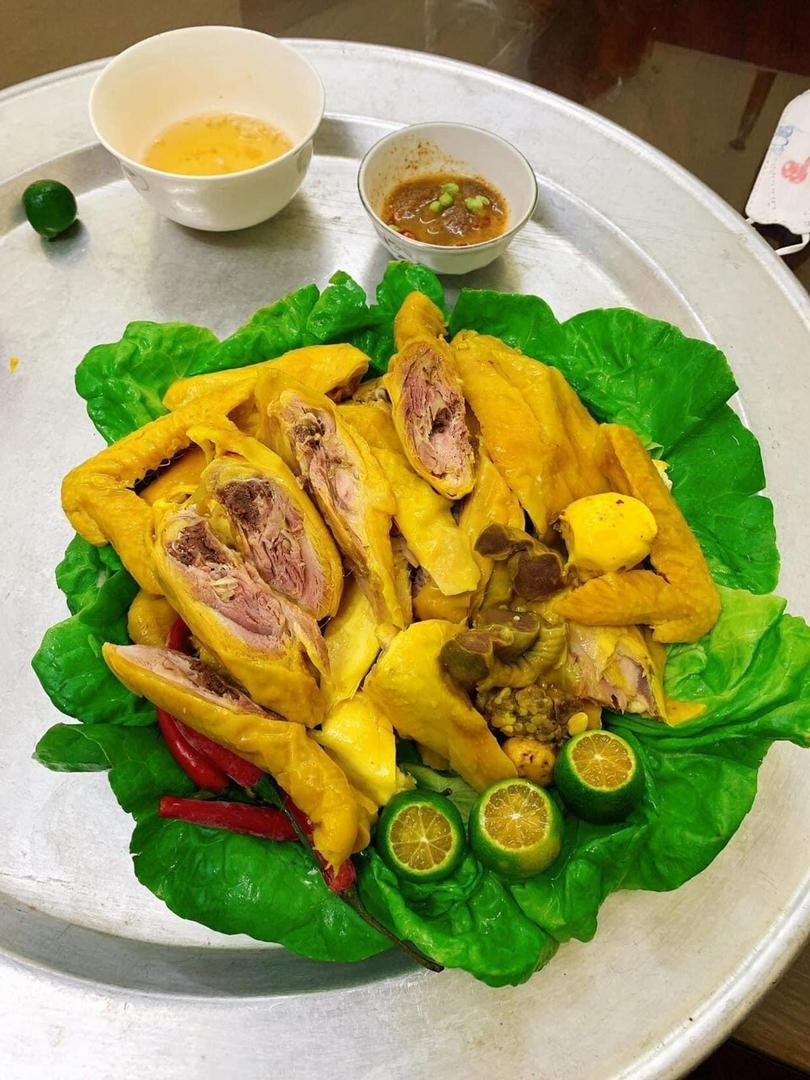 ga-u-muoi-nguyen-con-lon-om-trung-non-chat-san-kem-nuoc-cham