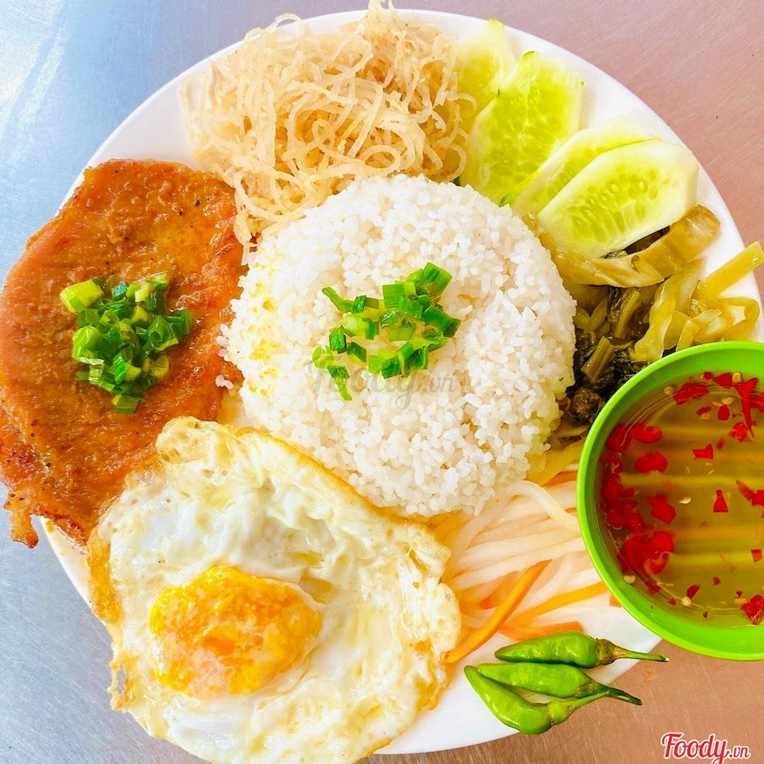 com-tam-suon-bi-trung