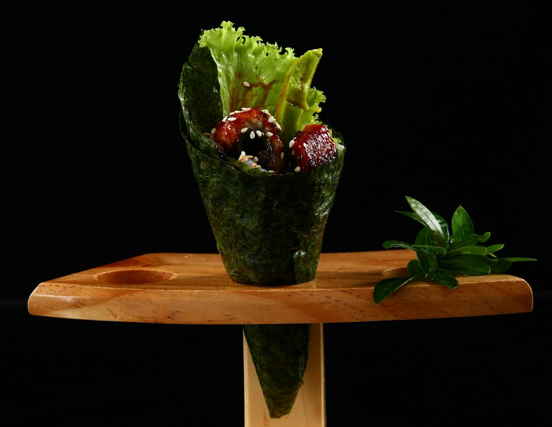 unagi-hand-roll-com-cuon-tay-luon-nhat-bo