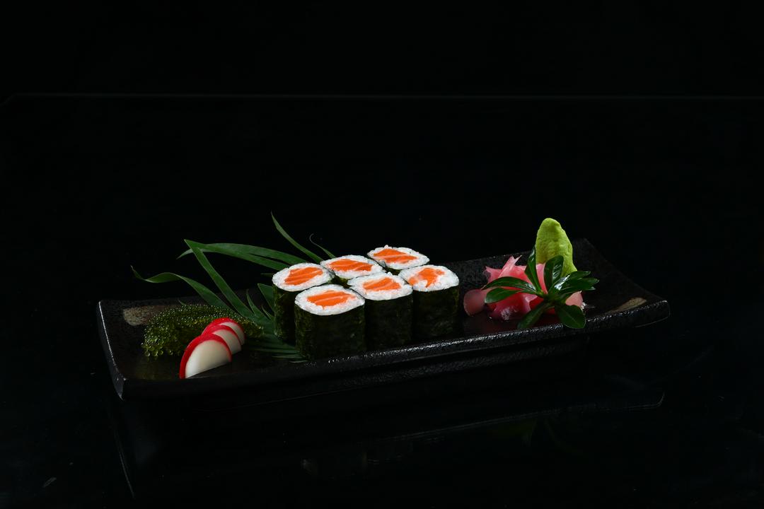 salmon-maki-com-cuon-ca-hoi-nauy