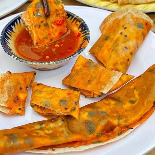 banh-trang-nuong-deo-trung-xuc-xich