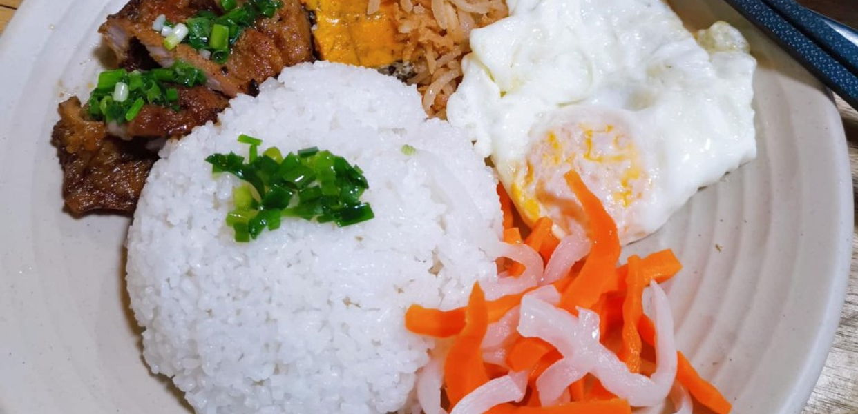 quan-com-tam-ha-noi-com-tam-ngo-tu-do