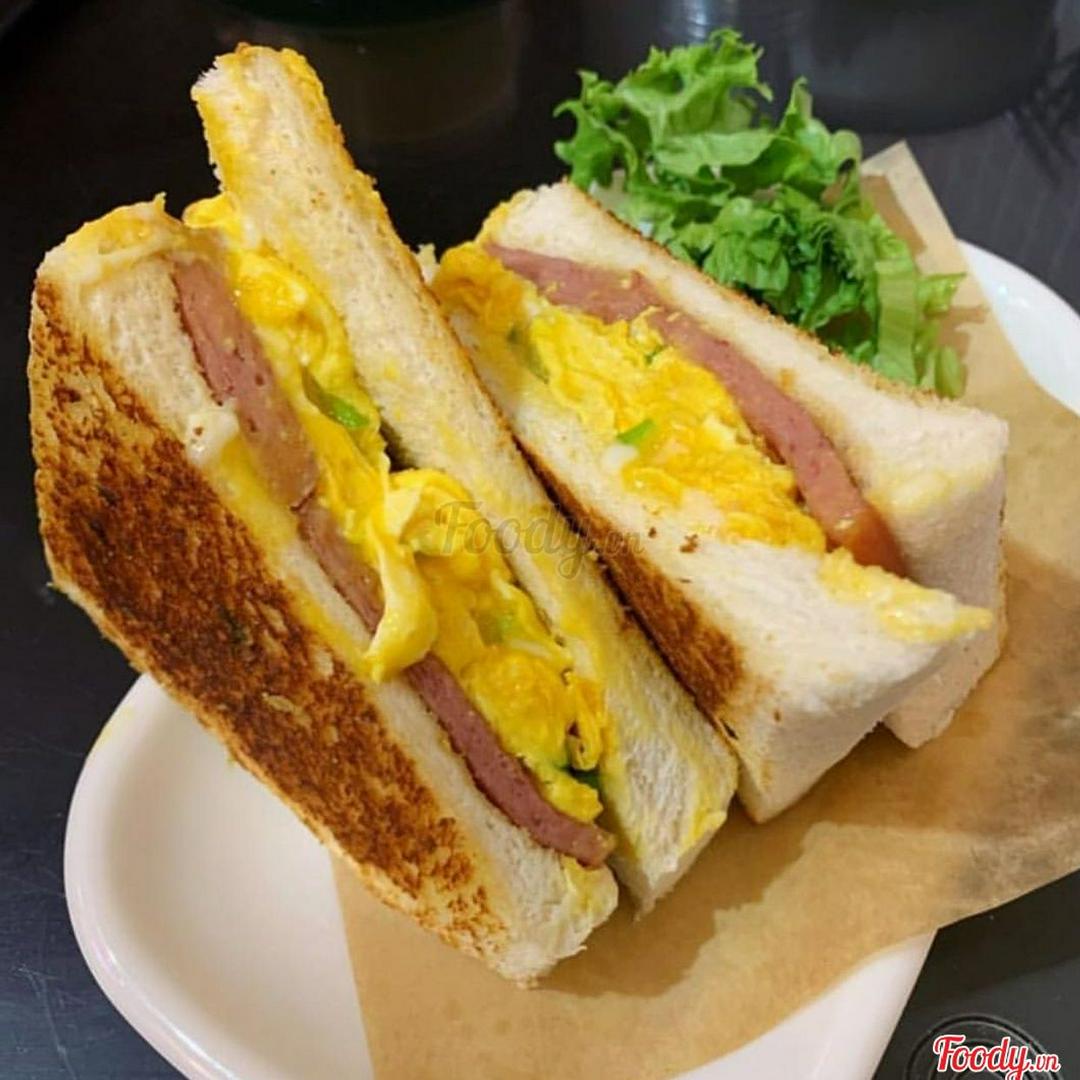 sandwich-trung-pho-mai-xuc-xich-nuong-bo