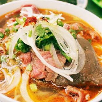 bun-bo-tai-nam-va-chai-oolong-tang-kem-ly-a-800ml