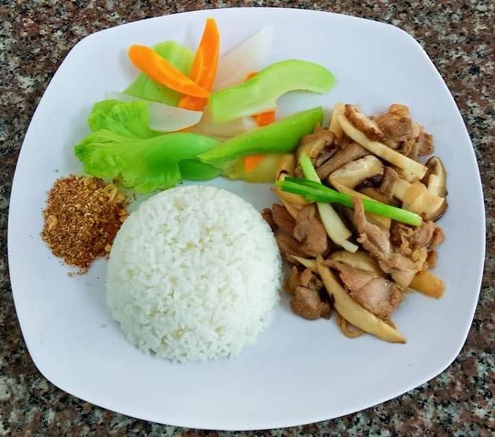 com-trang-ga-xao-nam