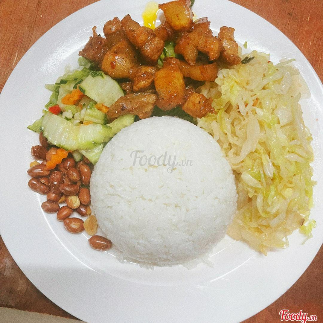 com-thit-ba-chi-rang-chay-canh