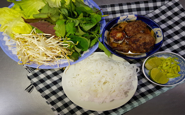 thuy-mui-bun-cha-ha-noi-nguyen-cong-tru