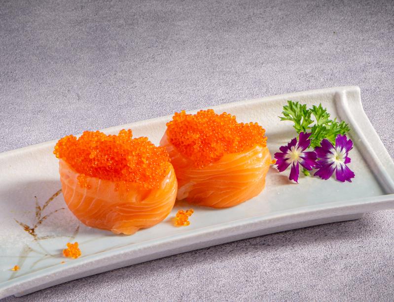 sake-tobiko-gunkan-sushi-ca-hoi-va-trung-ca-chuon