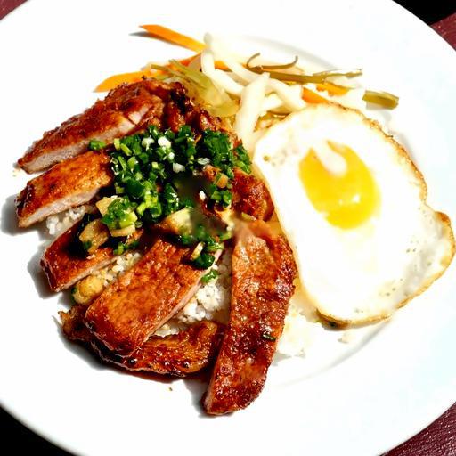 com-tam-suon-trung-op-la