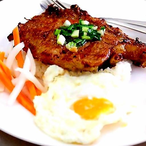 com-tam-suon-trung-op-la