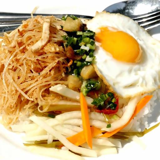 com-tam-bi-op-la-khong-suon