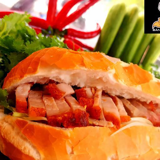 banh-mi-heo-quay-trung