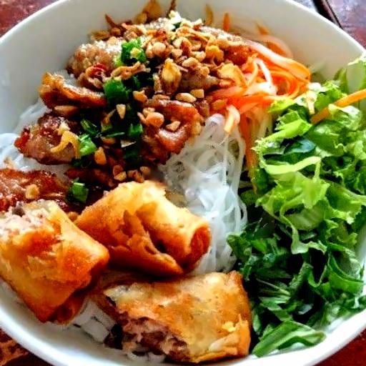 bun-thit-nuong-cha-gio-01-chai-coca-cola