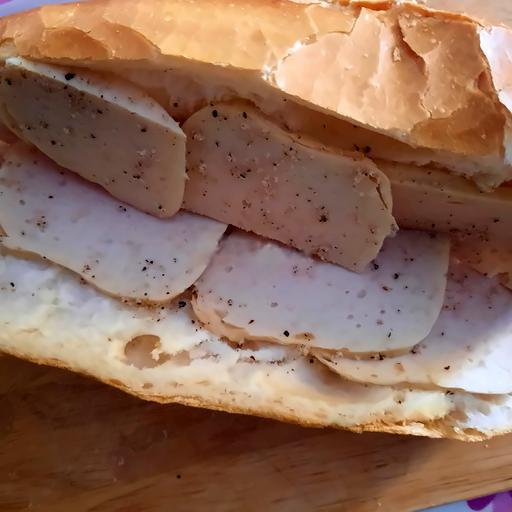 banh-mi-cha-lua-muoi-tieu