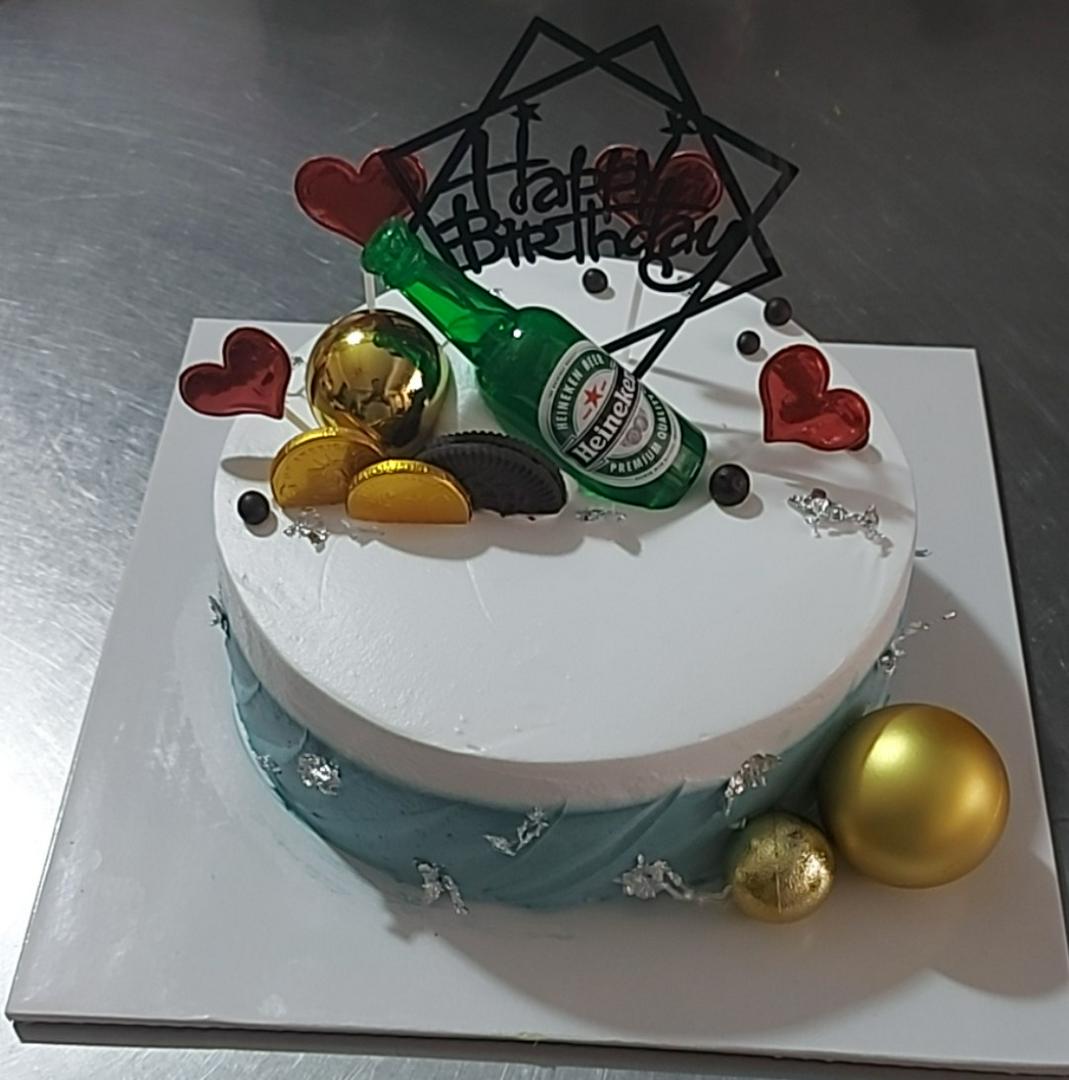 banh-kem-gan-hinh-chai-bia