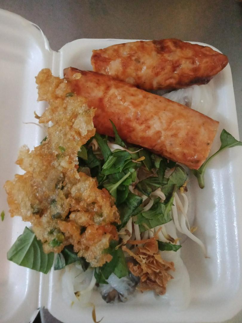 banh-cuon-nong-2-cay-nem-nuong