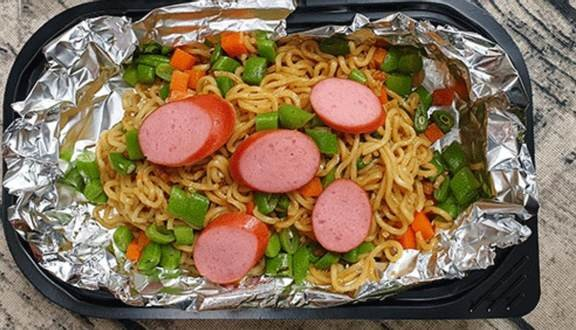 co-huyen-my-tron-indomie-tra-tac-inh-cong-thuong