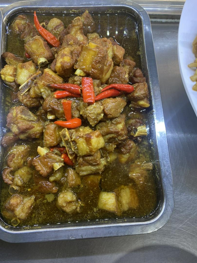 com-suon-non-kho-tieu