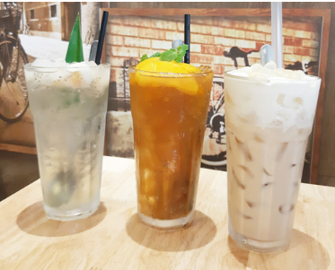 nam-nhan-quan-tra-sua-an-vat-cu-xa-binh-thoi