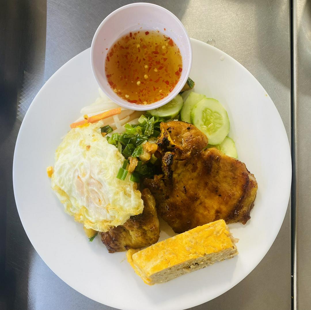 com-tam-suon-cha-op-la